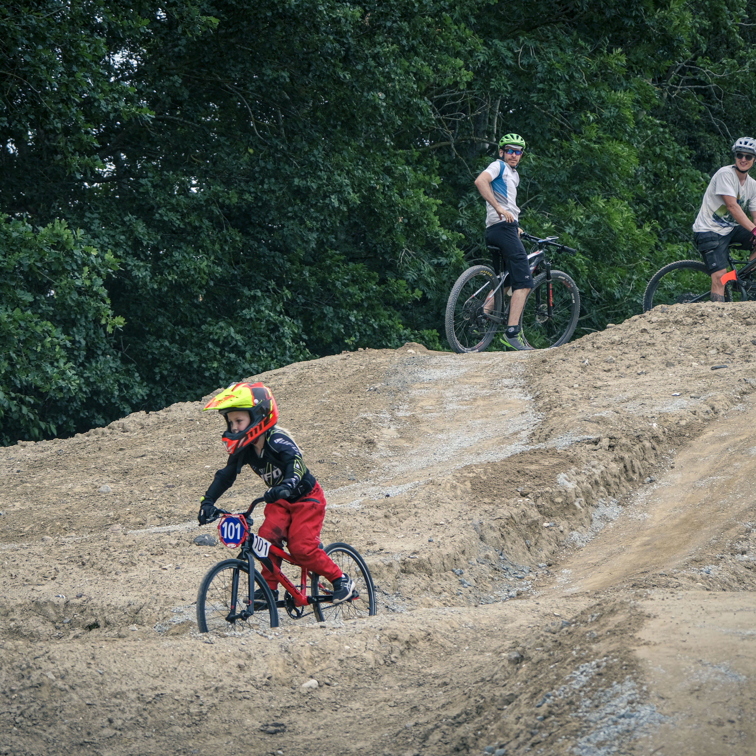 Børn der cykler i Stenlille Bikepark