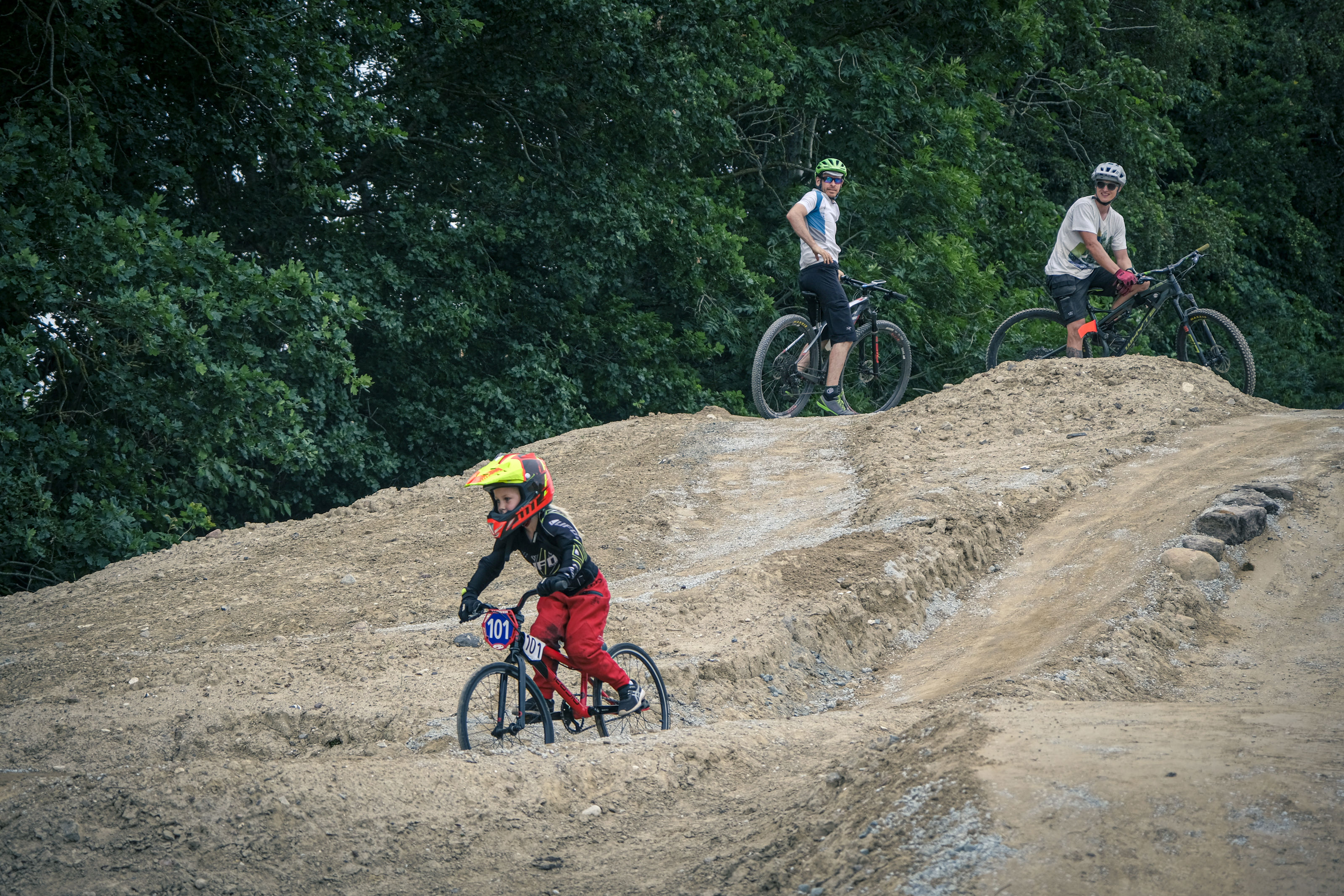 Børn der cykler i Stenlille Bikepark