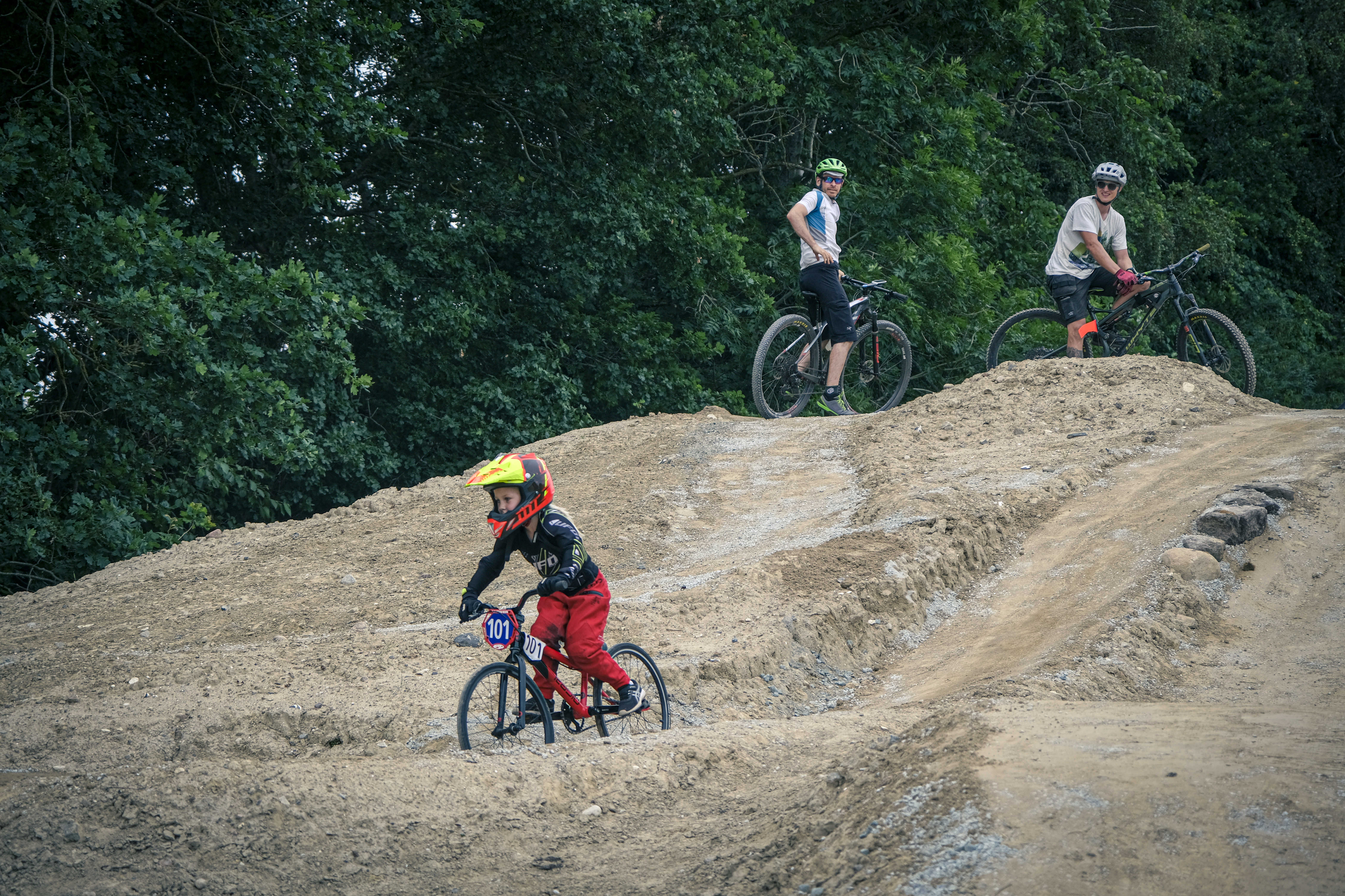 Børn der cykler i Stenlille Bikepark