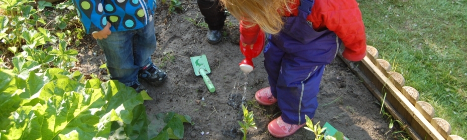 Børn med i urtehaven