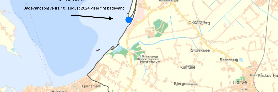 Kort over den vestlige del af Odsherred med en markering af stranden ved Sanddoblerne samt teksten: "Bandevandsprøve fra 18. august 2024 viser fint badevand"