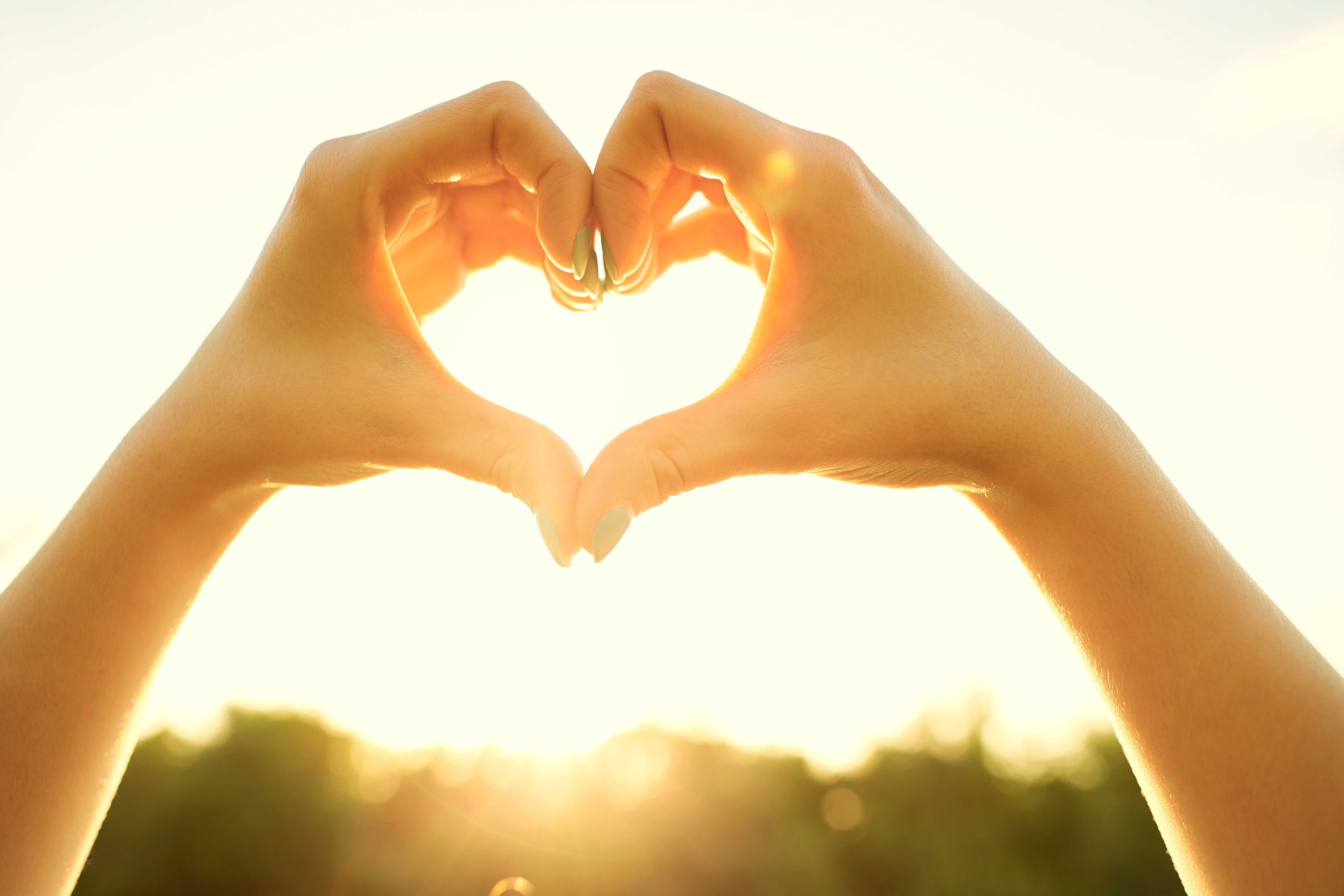 Hjerte i modlys - formet af hænder