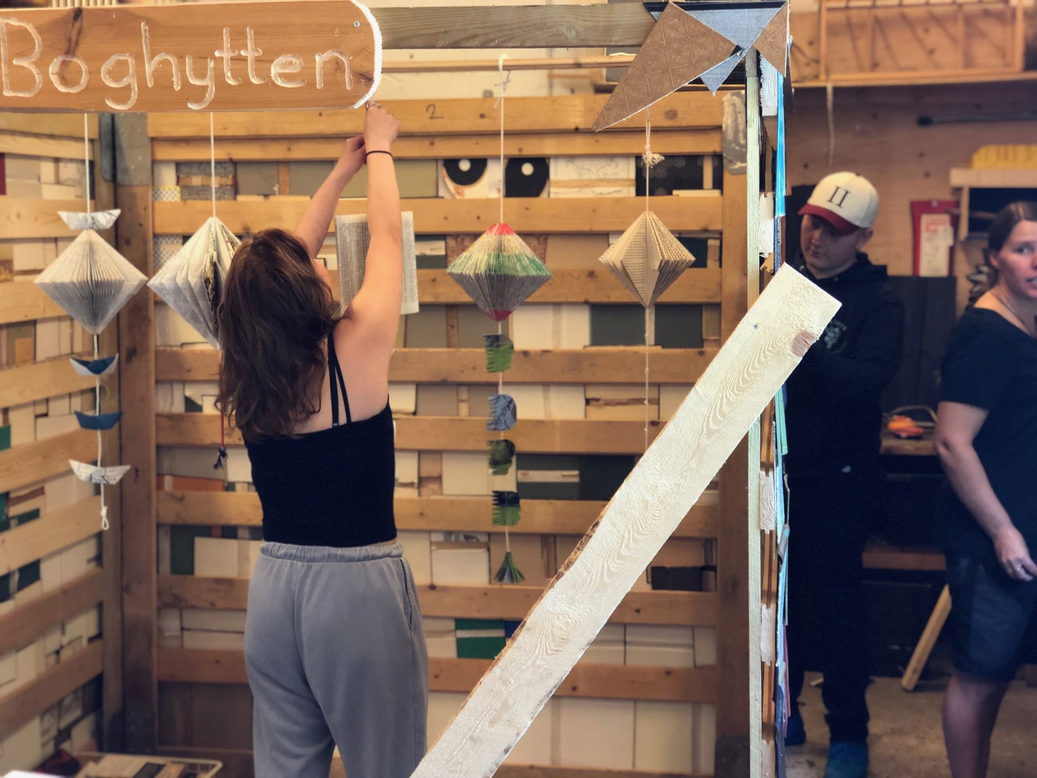 Unge laver boghytte til litteraturfestival