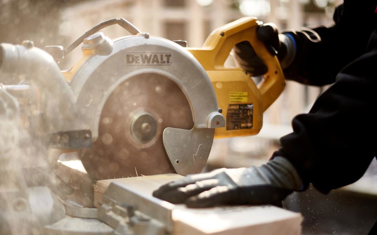 Rundsav skærer bjælke over