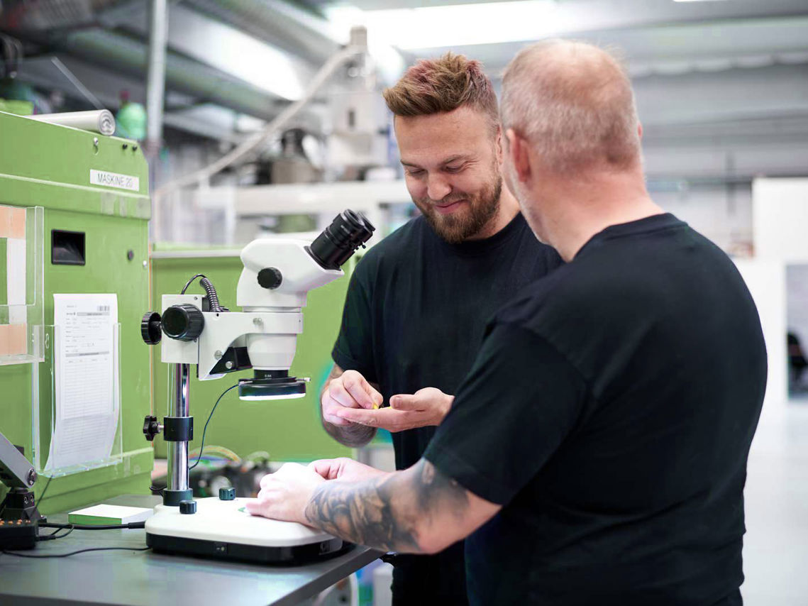 To mænd står ved mikroskop