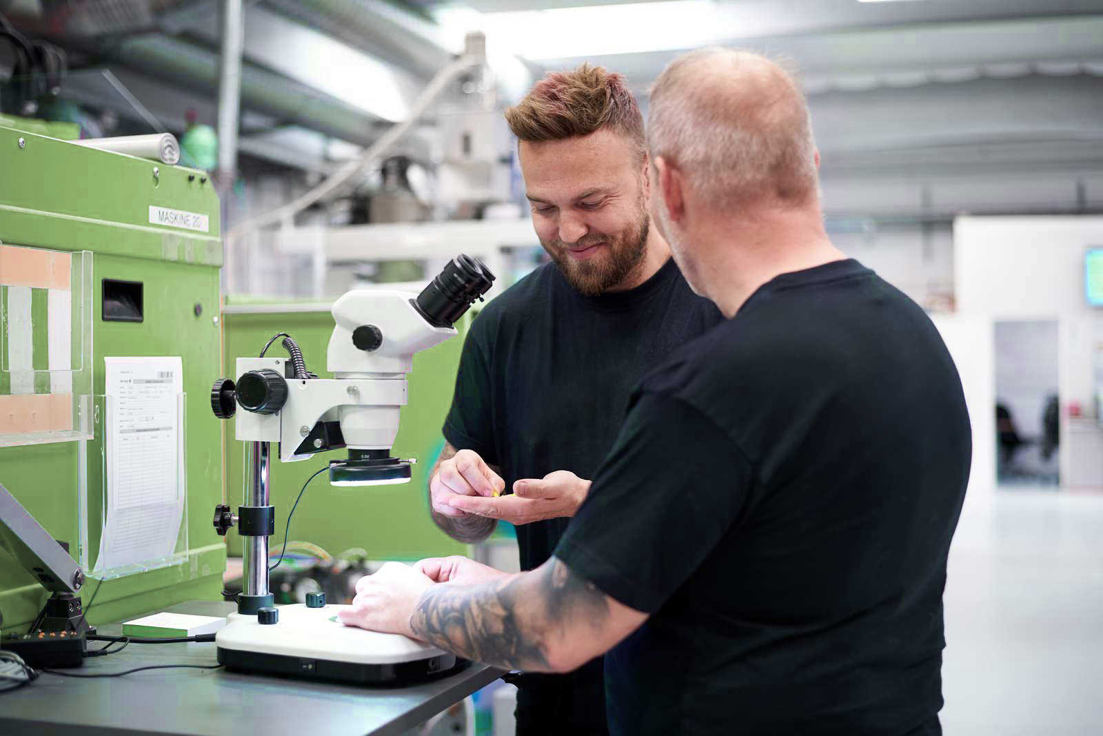 To mænd står ved mikroskop